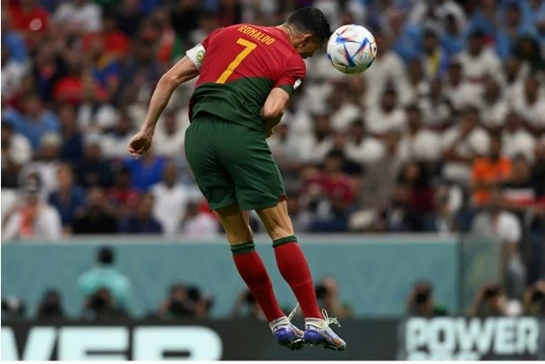 Cristiano Ronaldo thể hiện kỹ thuật và tốc độ vượt trội trong một pha bóng đỉnh cao.